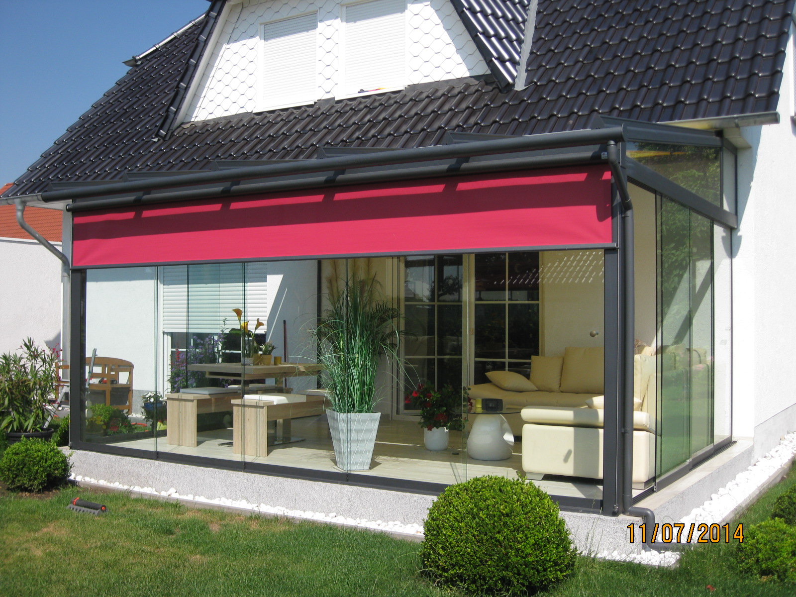 �berdachung mit Schiebet�ren und Markisen